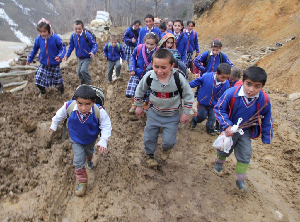 Öğrenci olmak, çorapsız ve ayakkabısız!