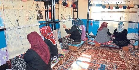 Halı Dokuyan Kadınlar